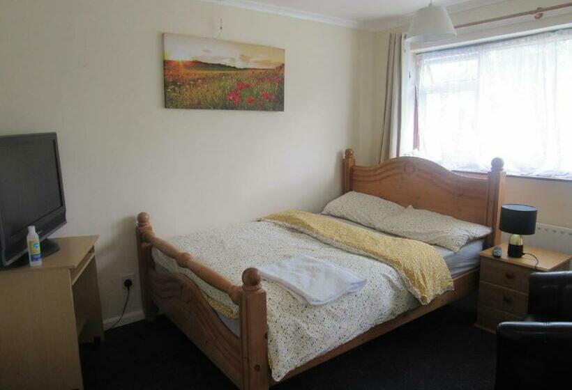 Номер Deluxe, Serene Inn Near Bletchley Park