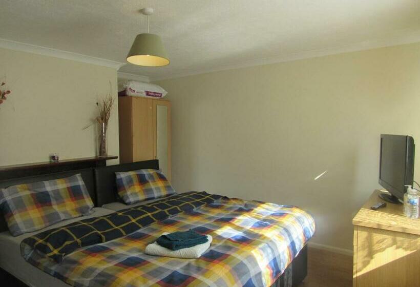 Номер Deluxe, Serene Inn Near Bletchley Park