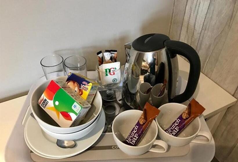 Номер Стандарт Трехместный, Ei8ht Brighton Guest Accommodation