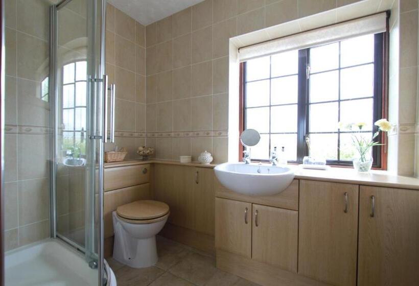 اتاق سوپریور با چشم‌انداز باغ, Pointers Guest House