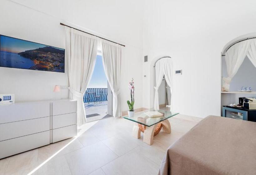 سوییت با چشم‌انداز دریا, Villa Magia