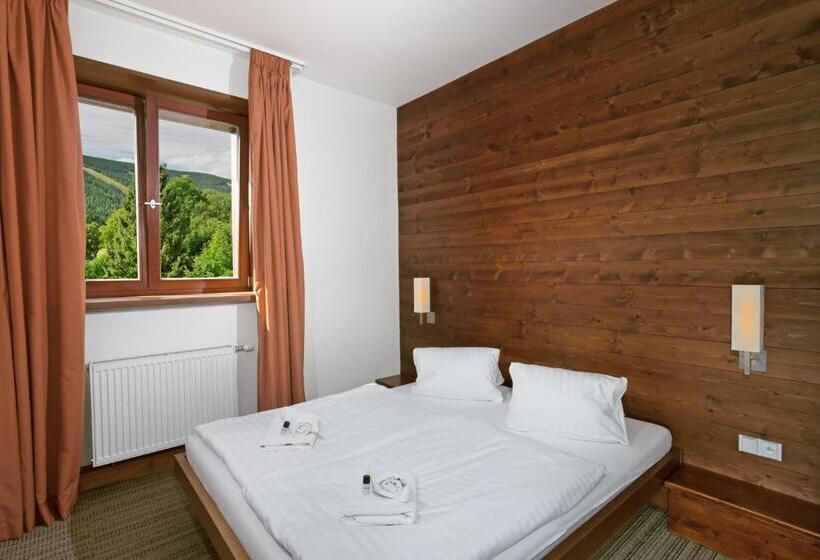 Suite 2 Dormitoare, Adam