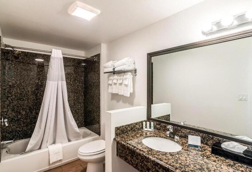 Номер Стандарт с Балконом, Quality Inn & Suites Near Downtown Bakersfield