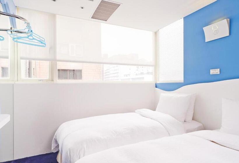 اتاق اکونومی, Forever Inn