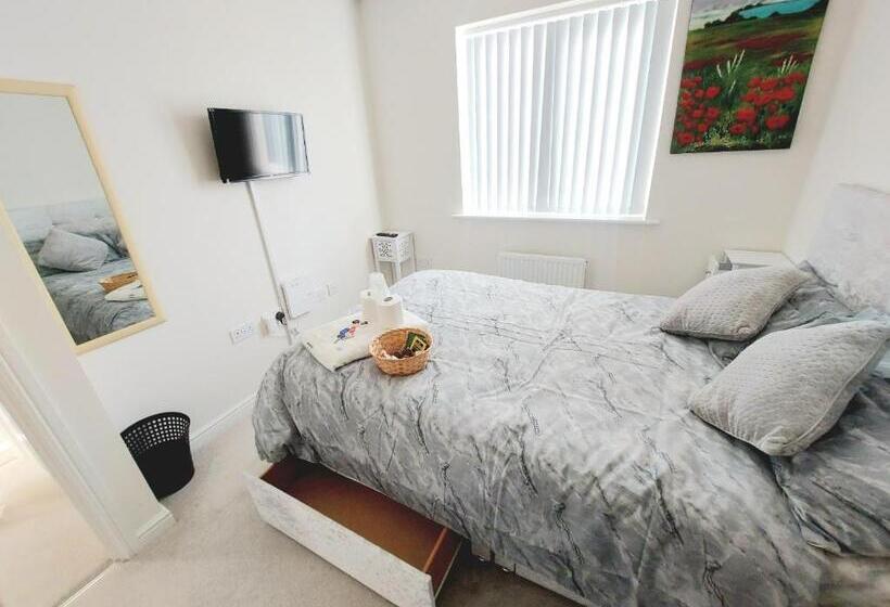Номер Стандарт, Room In Guest Room   Double Room, Full Kitchen, Smart Tv, Shared Bathroom In 3 Bed Home