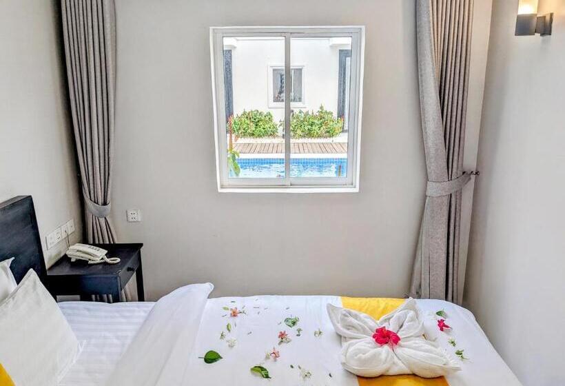 带泳池观景的豪华房, Mary Beach Hotel & Resort