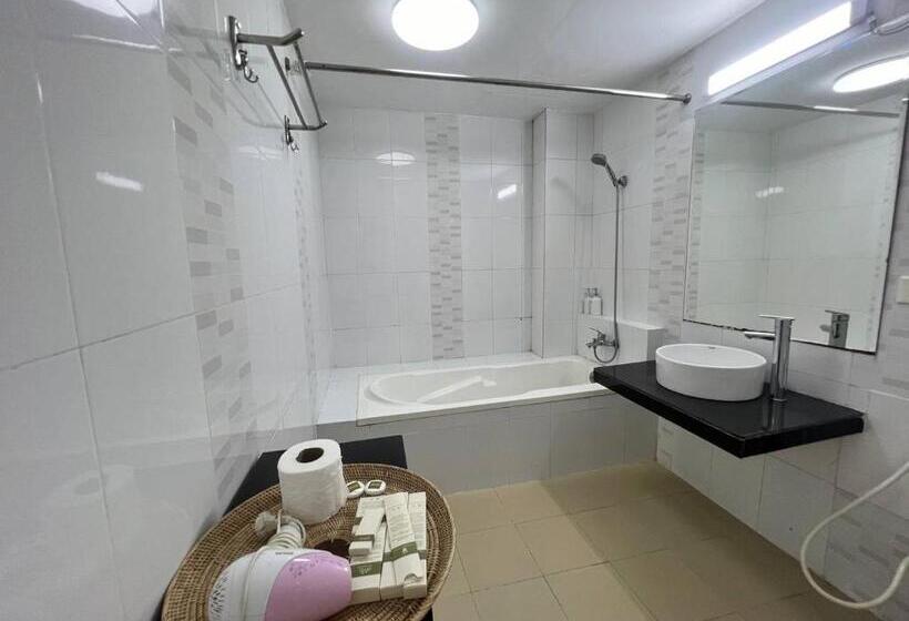 带泳池观景的豪华房, Mary Beach Hotel & Resort