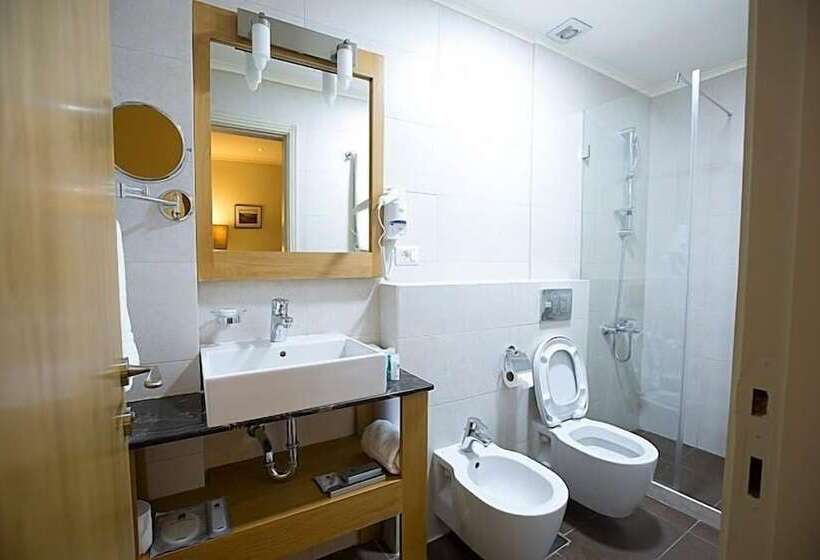 اتاق پریمیوم با بالکن, The J Hotel & Spa