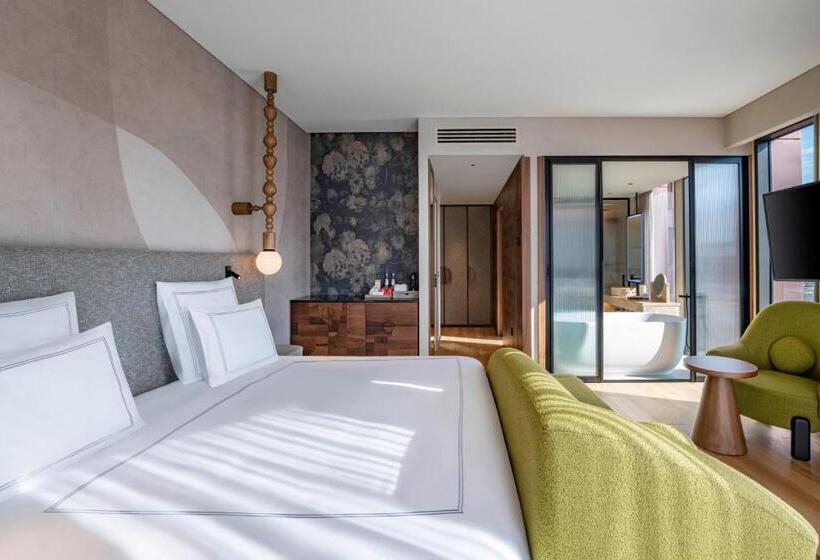 스탠다드 룸 킹사이즈 침대, Swissôtel Tbilisi