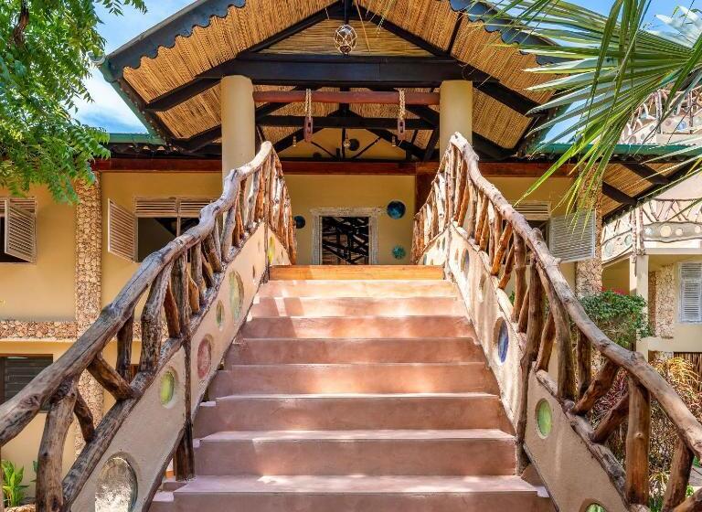 اتاق لوکس با بالکن, Tombo House