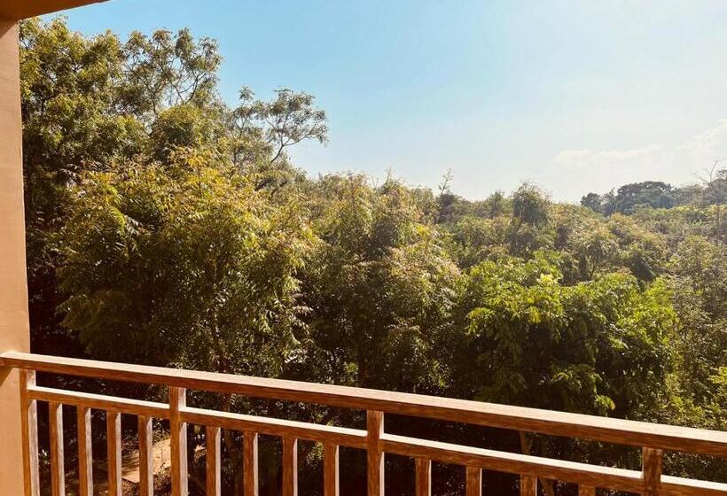 اتاق لوکس با بالکن, Tombo House