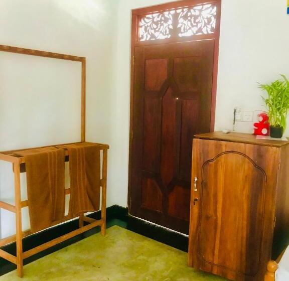 غرفة قياسية ثلاثية مزودة بشرفة, Bluebell Guest House