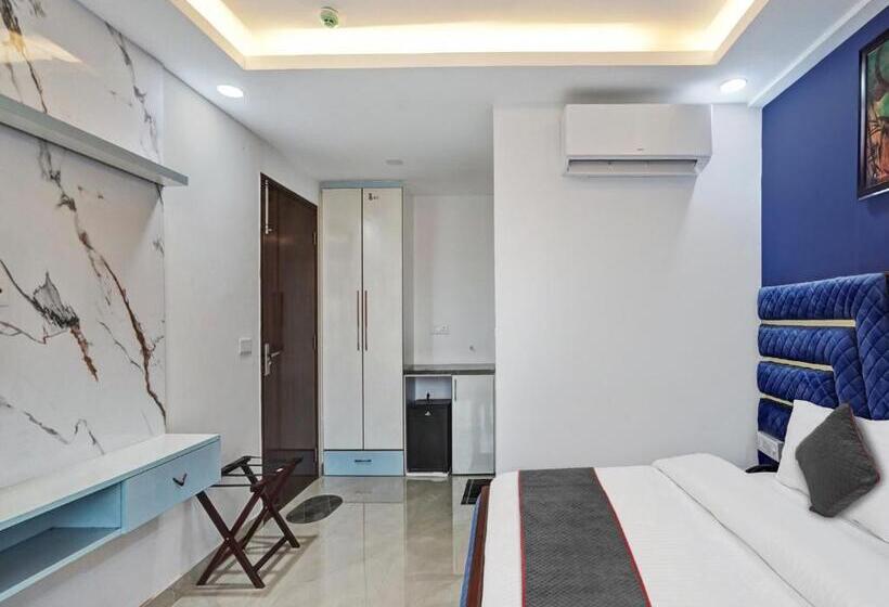 Трехместный Номер Классика, Collection O 811307  Gold Inn