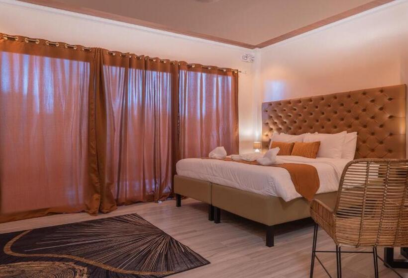 اتاق استاندارد سه تخته با چشم‌انداز استخر, The Mayana Resort
