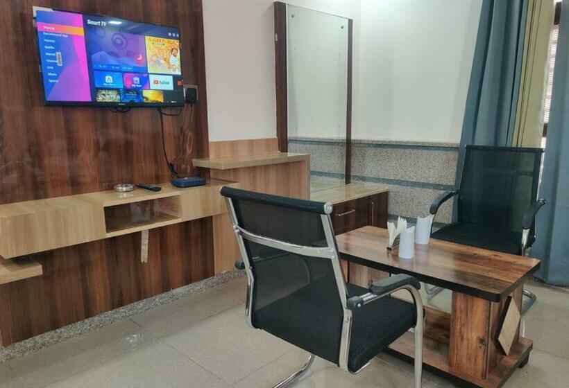 Номер Deluxe, Dev Residency
