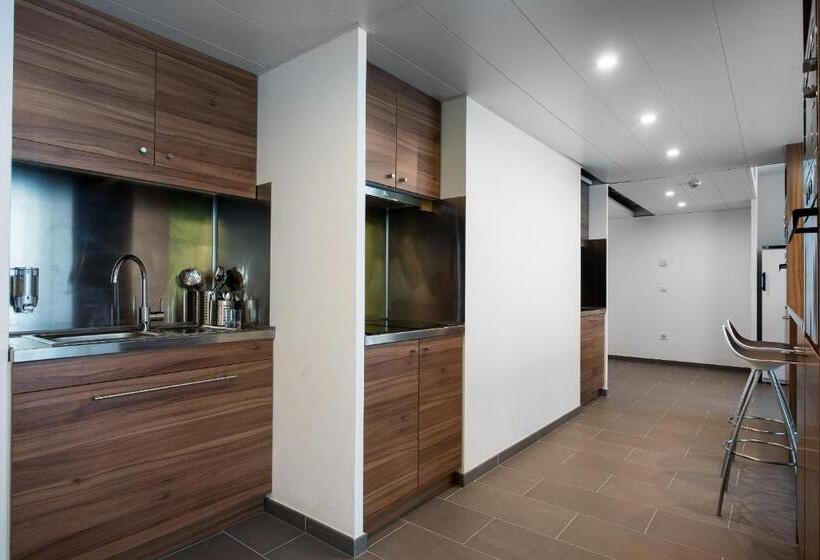 Номер Стандарт, The Social Hub Paris La Défense
