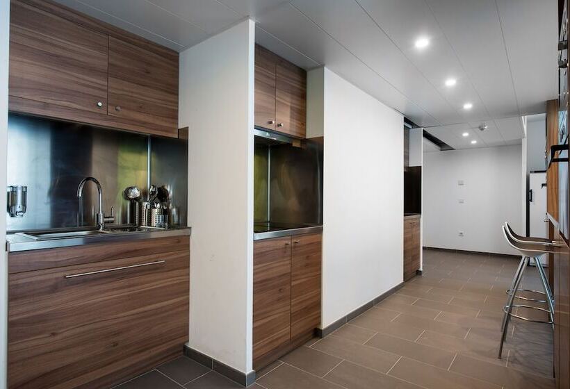 Номер Стандарт, The Social Hub Paris La Défense