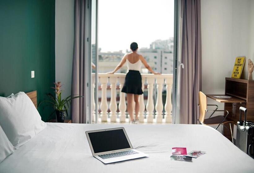 Номер Стандарт, The Social Hub Paris La Défense
