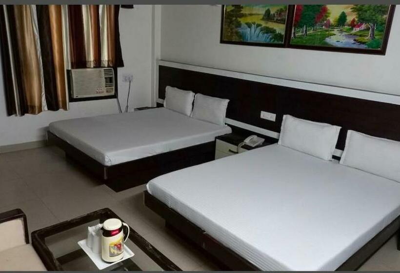 اتاق کلاسیک سه تخته, Oyo Rooftop Inn