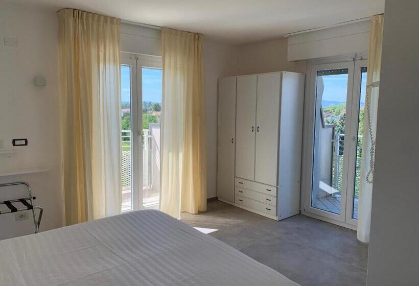 דירת חדר, Daniel Apartments