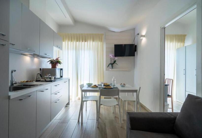 דירת שני חדרים, Daniel Apartments
