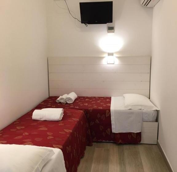 דירת שני חדרים, Daniel Apartments
