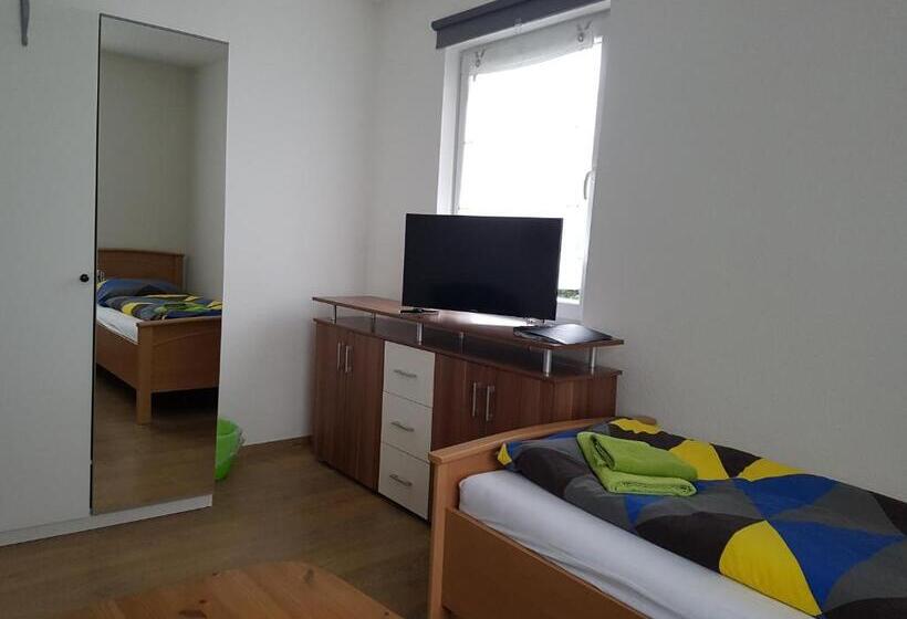 Дом 4 Спальни, Monteurzimmer Jusy