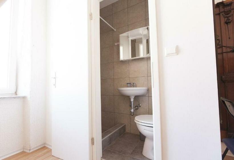 اتاق راحتی سه تخته, Old School Villa