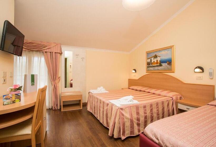 اتاق استاندارد سه تخته با بالکن, Albergo Ristorante Pozzi