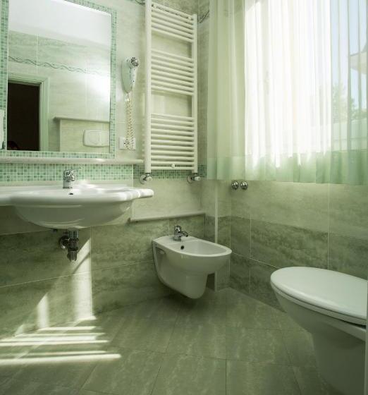 اتاق استاندارد چهارنفره با بالکن, Albergo Ristorante Pozzi