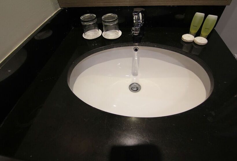 디럭스 룸, Genio Hotel Manado
