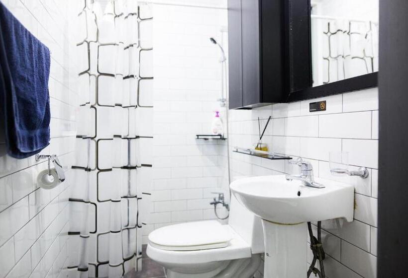 חדר סטנדרד יחיד חדר אמבטיה משותף, Whitetail Guesthouse   Hostel