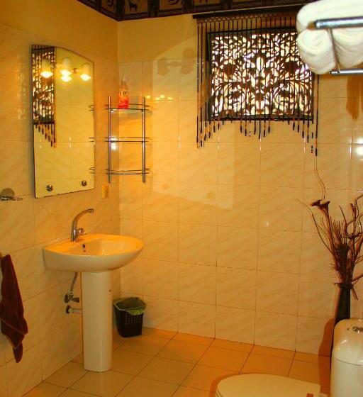 سوییت خانوادگی, Asian Jewel Boutique