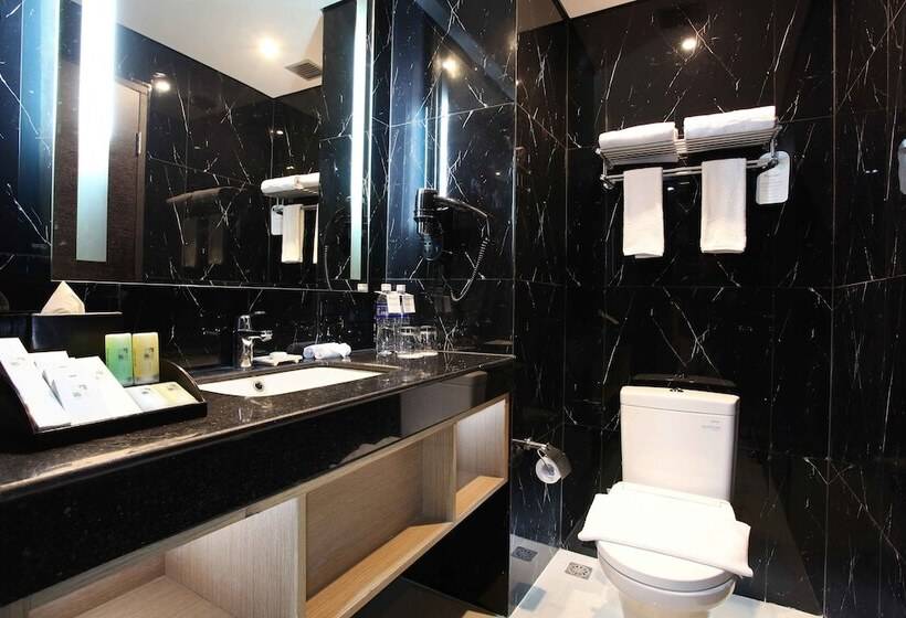 Номер Deluxe, Swiss Belhotel Airport Jakarta