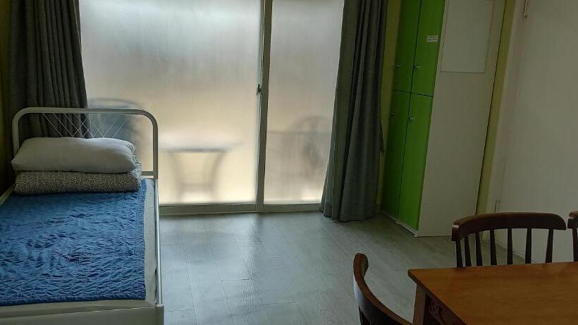 패밀리 룸, Hans House