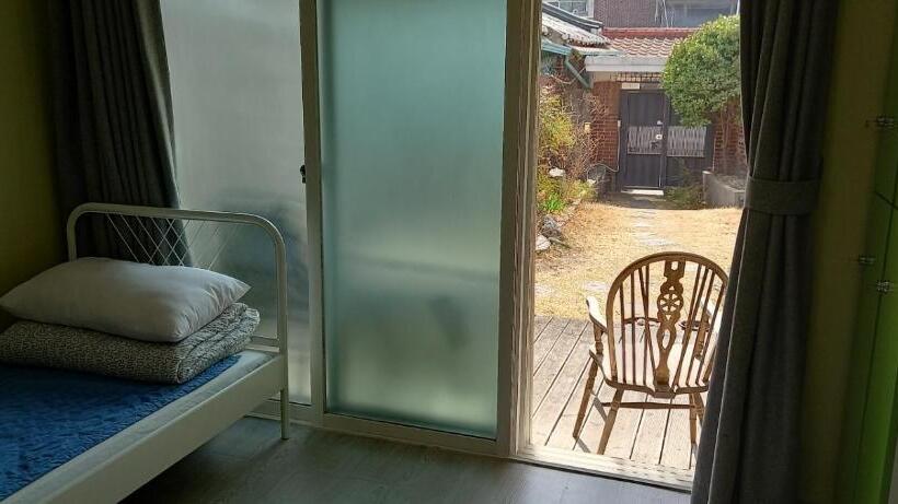 패밀리 룸, Hans House