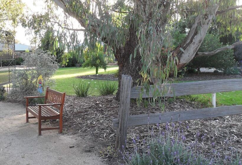 Номер Стандарт, The Retreat At Froog Moore Park