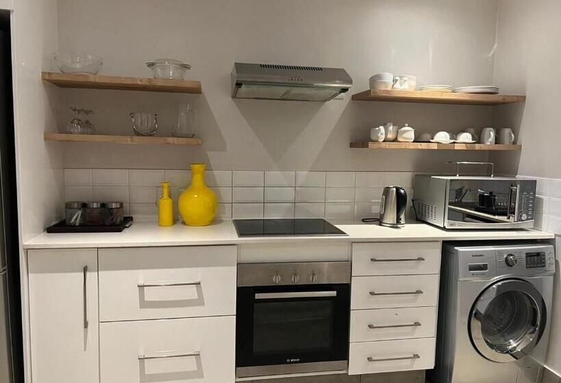 דירת שני חדרים, Max Executive Apartments