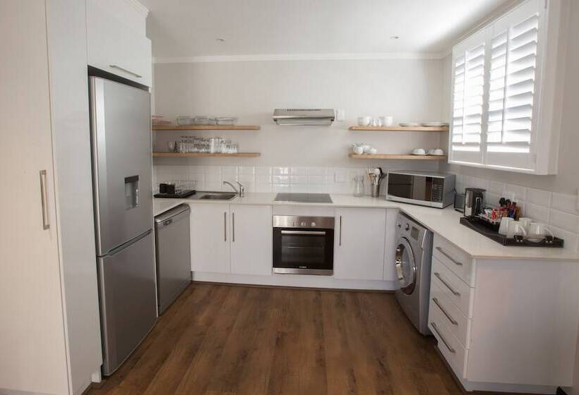 דירת שני חדרים, Max Executive Apartments