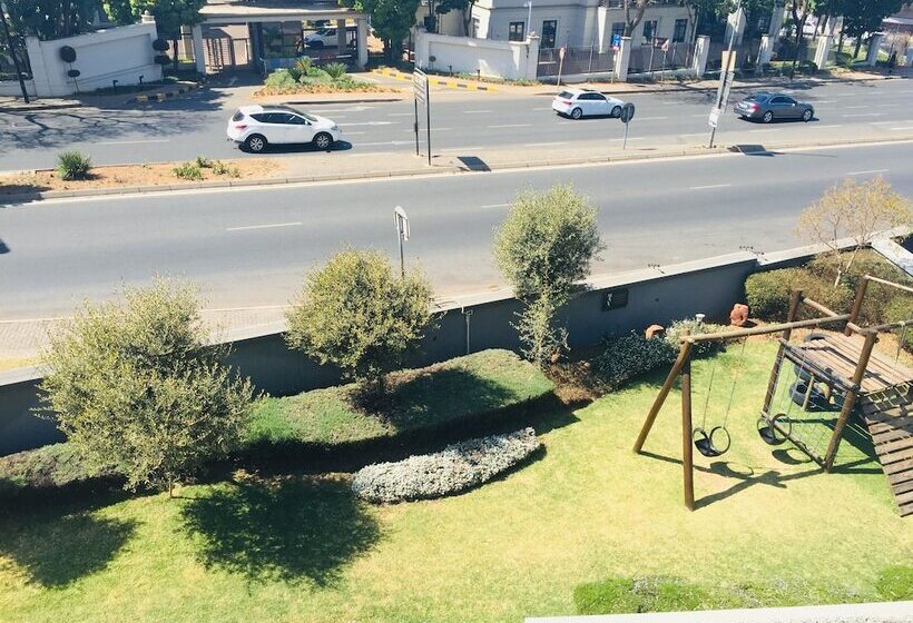 דירת שני חדרים, Max Executive Apartments