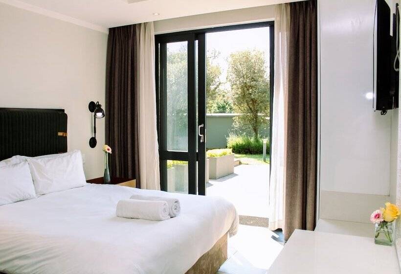 דירת שלושה חדרים, Max Executive Apartments