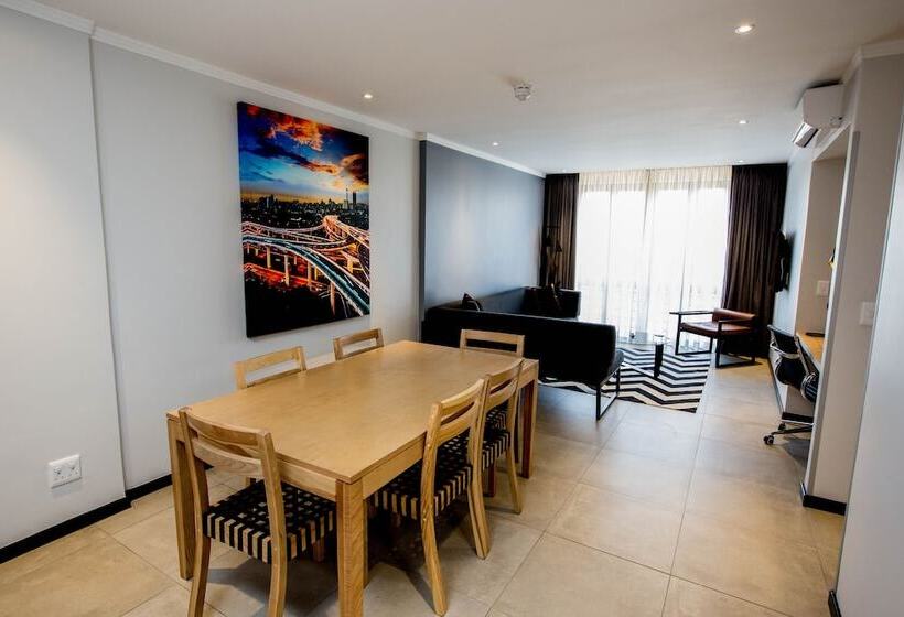 דירת שלושה חדרים, Max Executive Apartments