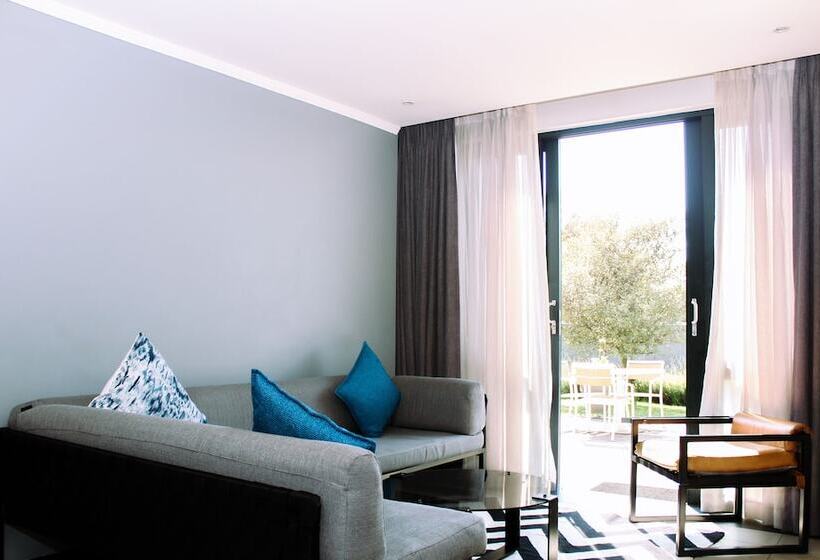 דירת שלושה חדרים, Max Executive Apartments