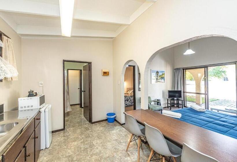 Семейные Апартаменты, Riverside Motel