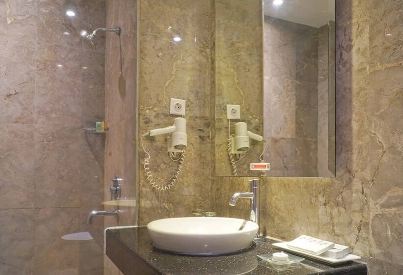 풀장 전망 디럭스 룸, Swiss Belhotel Lampung