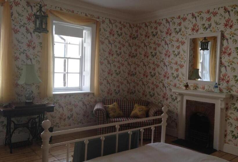 اتاق لوکس با چشم‌انداز باغ, Prince Hill House