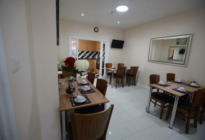 Номер Стандарт, Woodlands Lodge Ilford