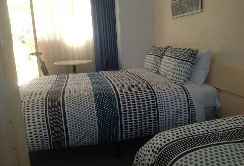 패밀리 룸, Bogong Moth Motel