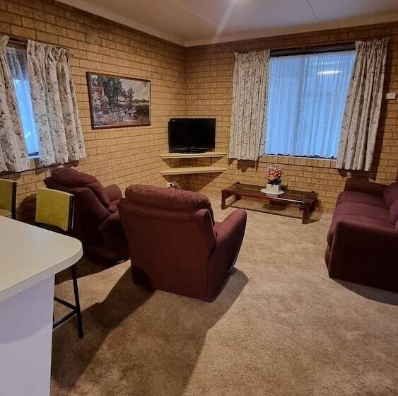 Family Suite, Lone Pine Motel