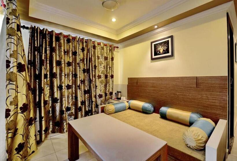 Quarto Familiar, Pushpak